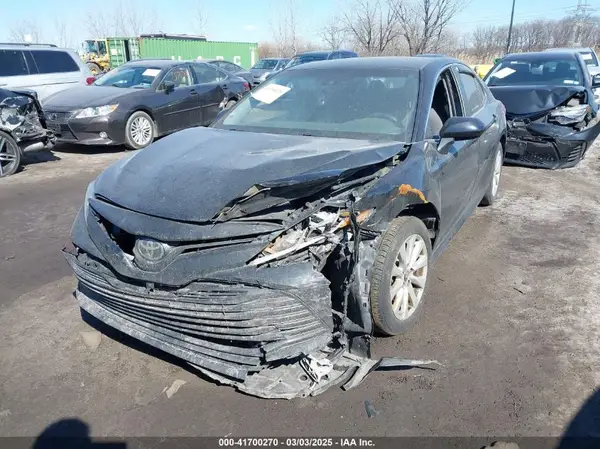 4T1B11HK2JU645899 2018 TOYOTA CAMRY - Image 2