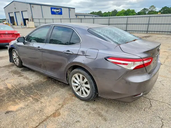 4T1B11HK2JU648690 2018 TOYOTA CAMRY - Image 2