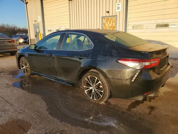 4T1B11HK2JU650407 2018 TOYOTA CAMRY - Image 2