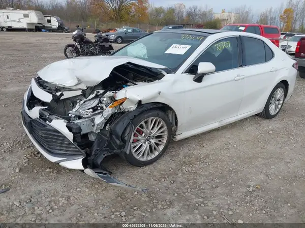 4T1B11HK2JU652089 2018 TOYOTA CAMRY - Image 2