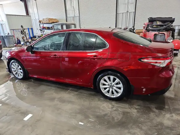 4T1B11HK2JU653291 2018 TOYOTA CAMRY - Image 2