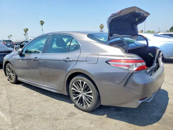 4T1B11HK2JU656806 2018 TOYOTA CAMRY - Image 2