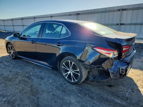 4T1B11HK2JU657082 2018 TOYOTA CAMRY - Image 2