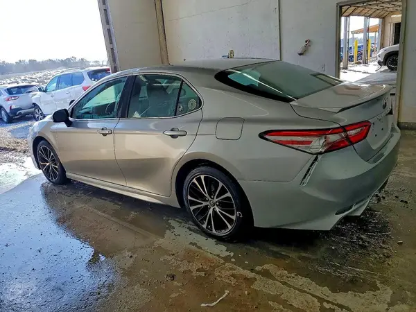 4T1B11HK2JU657308 2018 TOYOTA CAMRY - Image 2