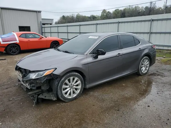 4T1B11HK2JU657695 2018 TOYOTA CAMRY - Image 1