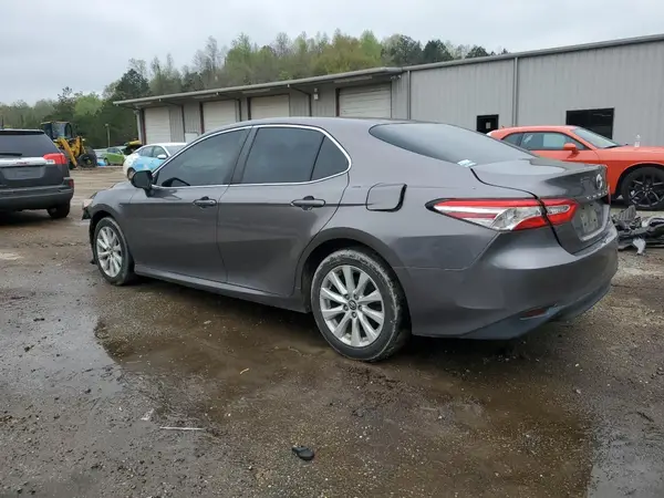 4T1B11HK2JU657695 2018 TOYOTA CAMRY - Image 2