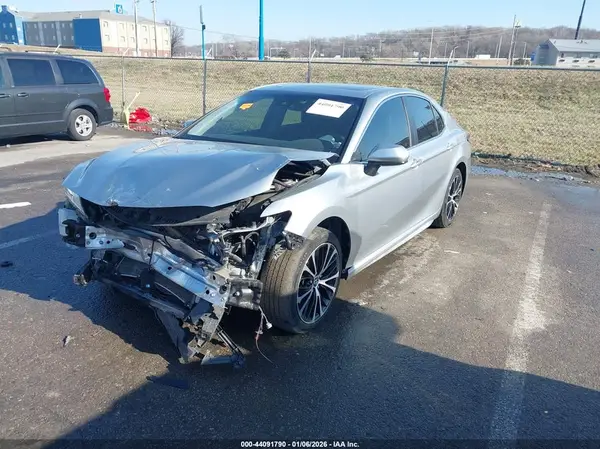 4T1B11HK2JU657924 2018 TOYOTA CAMRY - Image 2