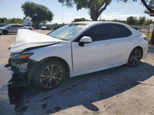 4T1B11HK2JU658023 2018 TOYOTA CAMRY - Image 1