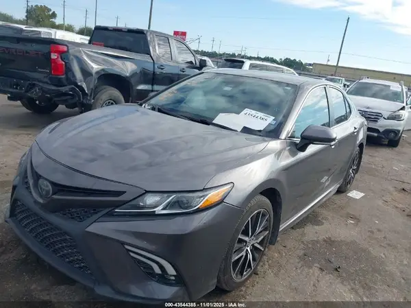 4T1B11HK2JU658149 2018 TOYOTA CAMRY - Image 2