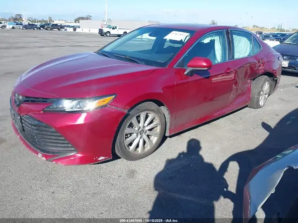 4T1B11HK2JU661259 2018 TOYOTA CAMRY - Image 2