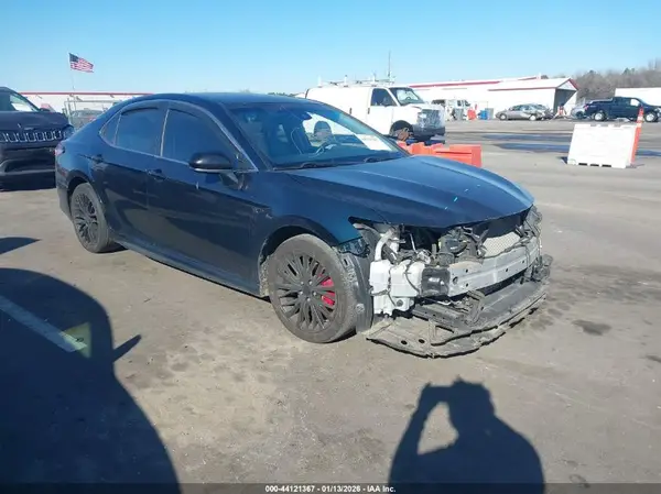 4T1B11HK2JU663979 2018 TOYOTA CAMRY - Image 1