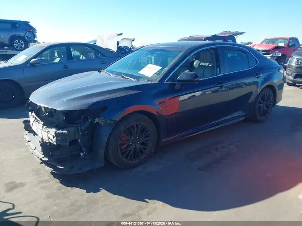 4T1B11HK2JU663979 2018 TOYOTA CAMRY - Image 2