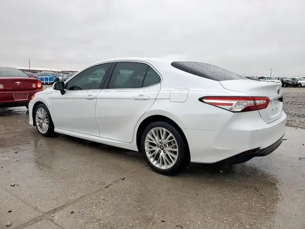 4T1B11HK2JU666249 2018 TOYOTA CAMRY - Image 2