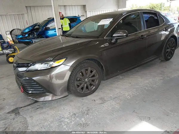 4T1B11HK2JU670902 2018 TOYOTA CAMRY - Image 2