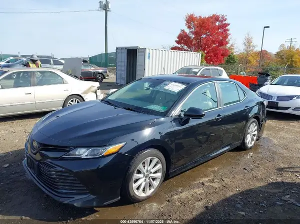 4T1B11HK2JU674609 2018 TOYOTA CAMRY - Image 2