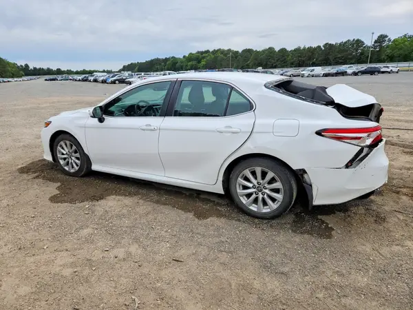 4T1B11HK2JU676845 2018 TOYOTA CAMRY - Image 2
