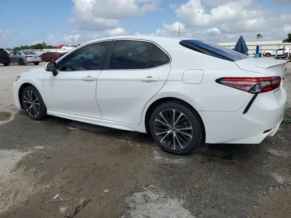 4T1B11HK2JU677705 2018 TOYOTA CAMRY - Image 2