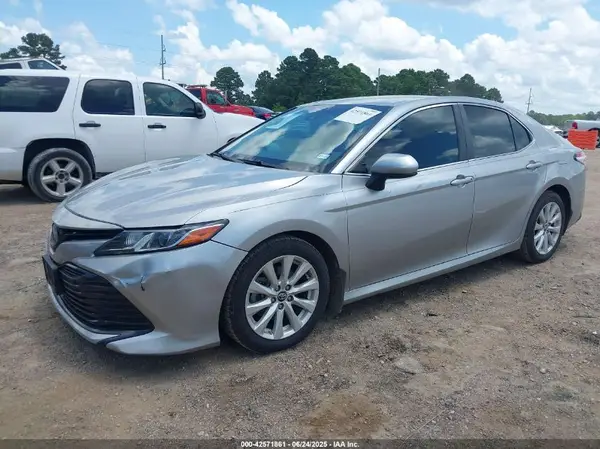 4T1B11HK2JU677865 2018 TOYOTA CAMRY - Image 2