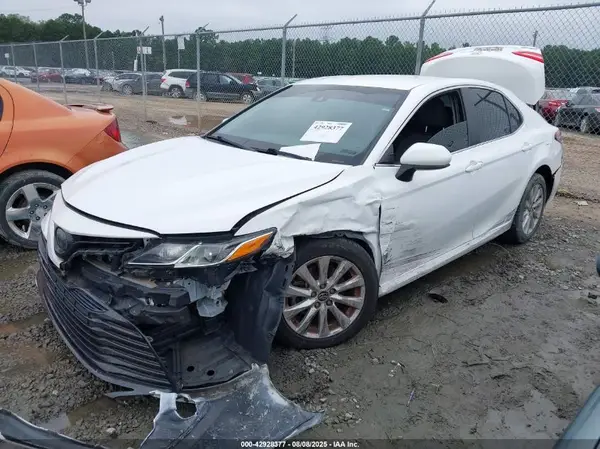 4T1B11HK2JU678563 2018 TOYOTA CAMRY - Image 2