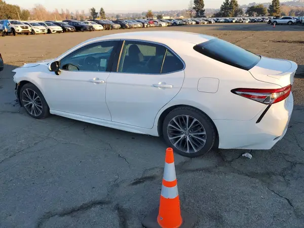 4T1B11HK2JU678627 2018 TOYOTA CAMRY - Image 2