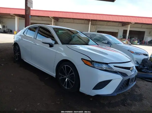 4T1B11HK2KU210219 2019 TOYOTA CAMRY - Image 1