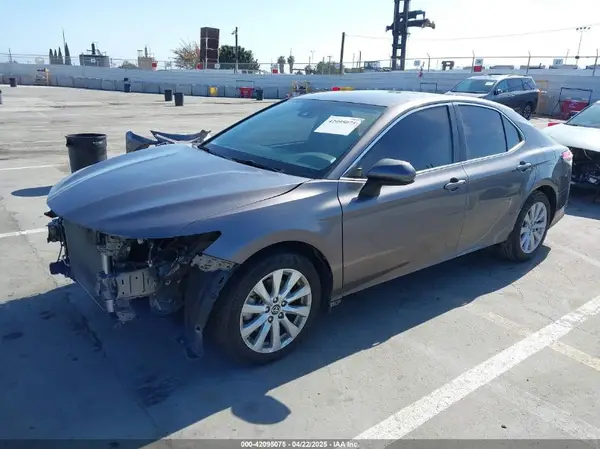 4T1B11HK2KU240465 2019 TOYOTA CAMRY - Image 2