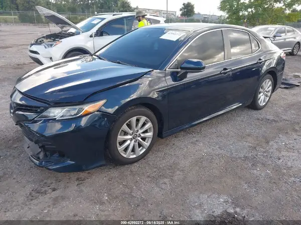 4T1B11HK2KU281114 2019 TOYOTA CAMRY - Image 2