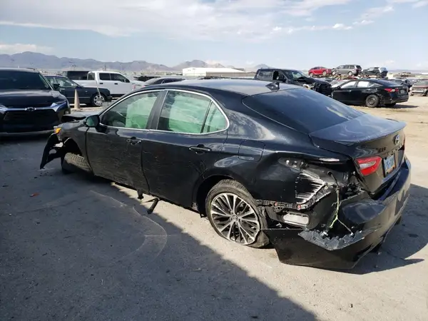 4T1B11HK2KU699883 2018 TOYOTA CAMRY - Image 2
