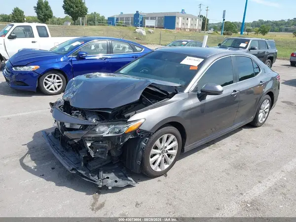 4T1B11HK2KU743963 2019 TOYOTA CAMRY - Image 2