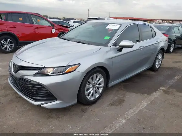 4T1B11HK3JU002350 2018 TOYOTA CAMRY - Image 2