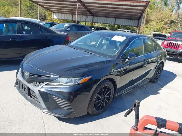 4T1B11HK3JU003885 2018 TOYOTA CAMRY - Image 2