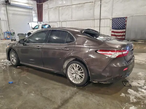 4T1B11HK3JU009699 2018 TOYOTA CAMRY - Image 2