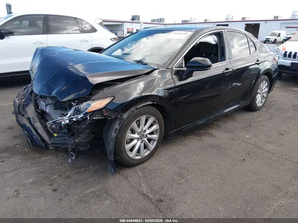 4T1B11HK3JU010268 2018 TOYOTA CAMRY - Image 2