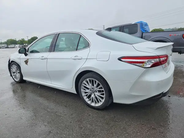 4T1B11HK3JU013008 2018 TOYOTA CAMRY - Image 2