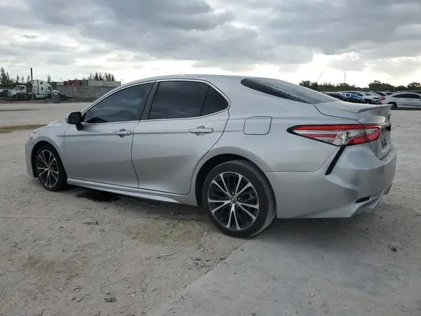 4T1B11HK3JU016085 2018 TOYOTA CAMRY - Image 2