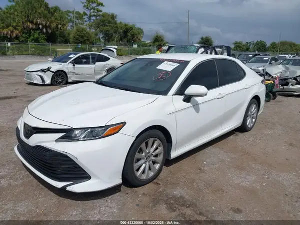 4T1B11HK3JU017687 2018 TOYOTA CAMRY - Image 2