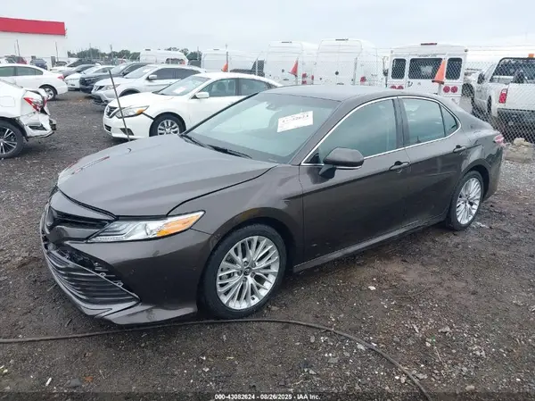 4T1B11HK3JU021481 2018 TOYOTA CAMRY - Image 2
