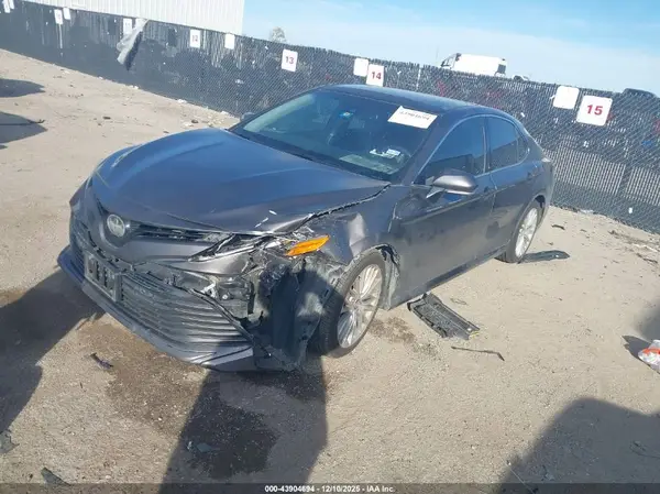 4T1B11HK3JU021576 2018 TOYOTA CAMRY - Image 2