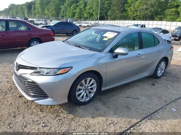 4T1B11HK3JU022565 2018 TOYOTA CAMRY - Image 2