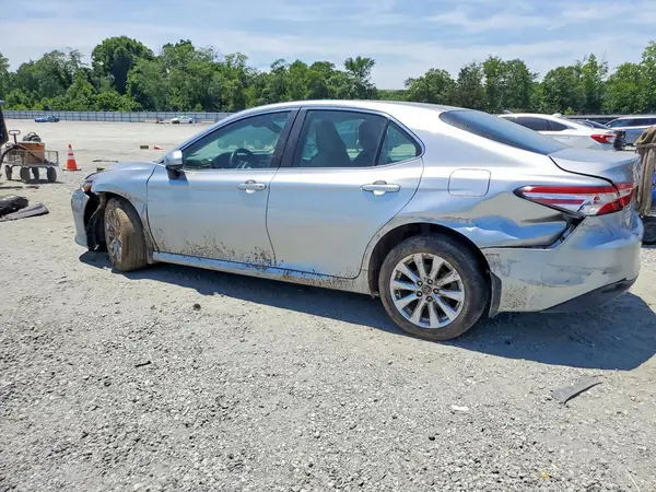 4T1B11HK3JU023201 2018 TOYOTA CAMRY - Image 2