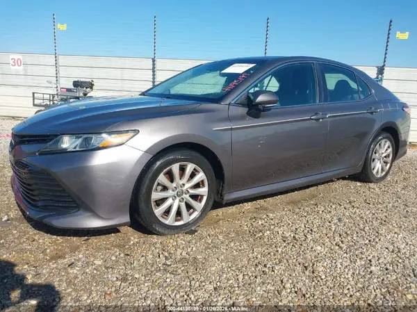 4T1B11HK3JU024185 2018 TOYOTA CAMRY - Image 2