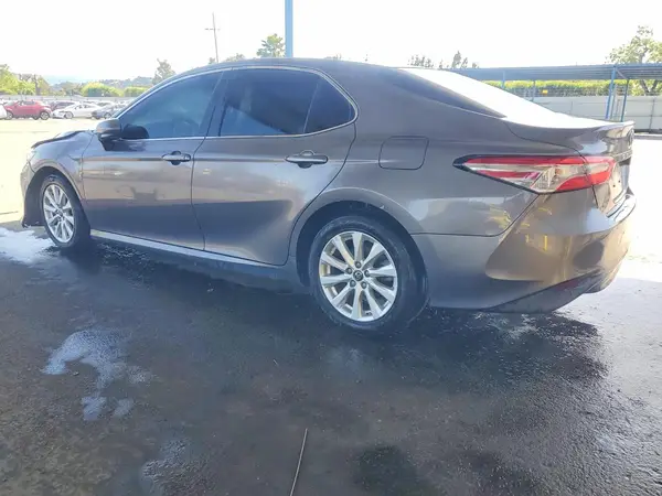 4T1B11HK3JU037034 2018 TOYOTA CAMRY - Image 2