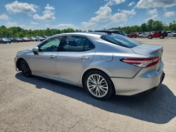 4T1B11HK3JU038099 2018 TOYOTA CAMRY - Image 2