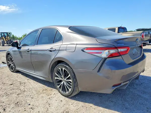 4T1B11HK3JU038832 2018 TOYOTA CAMRY - Image 2