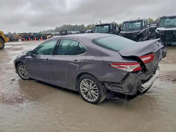 4T1B11HK3JU040256 2018 TOYOTA CAMRY - Image 2