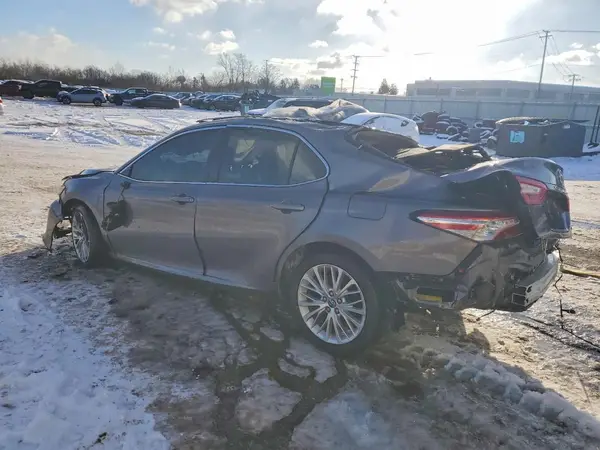 4T1B11HK3JU040502 2018 TOYOTA CAMRY - Image 2