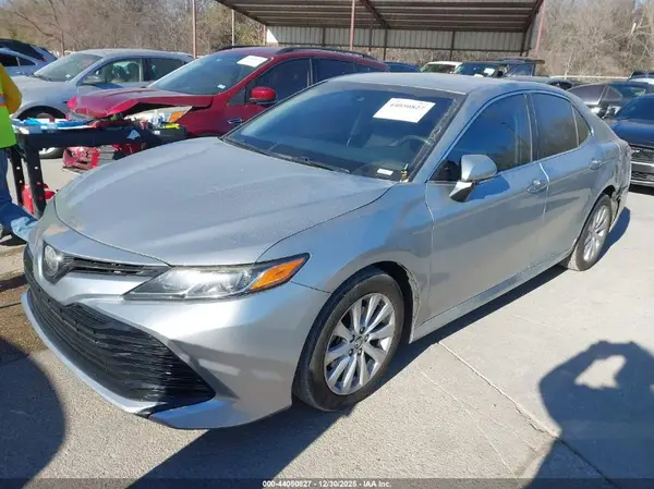 4T1B11HK3JU041360 2018 TOYOTA CAMRY - Image 2