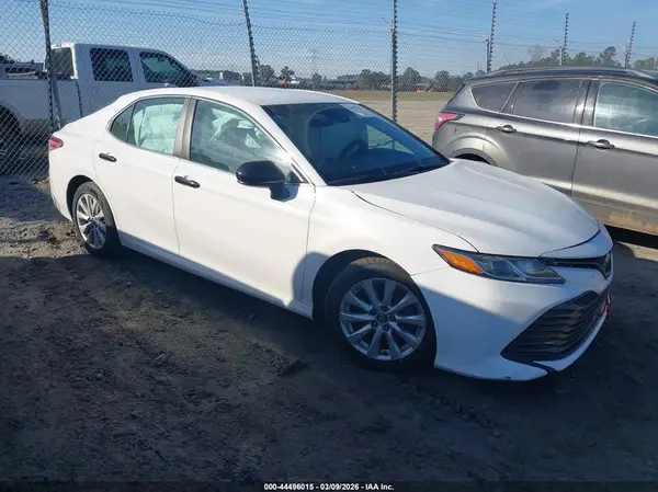 4T1B11HK3JU043982 2018 TOYOTA CAMRY - Image 1