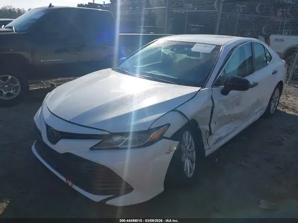 4T1B11HK3JU043982 2018 TOYOTA CAMRY - Image 2
