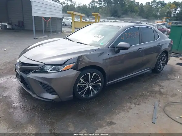 4T1B11HK3JU045411 2018 TOYOTA CAMRY - Image 2